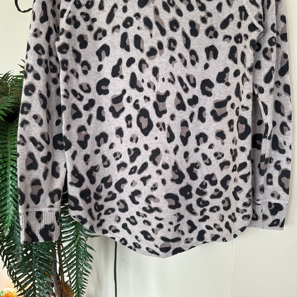 PLY 100% Cashmere Leopard Print Long Sleeve Sweater Crewneck Pullover Curved Hem - Picture 9 of 12